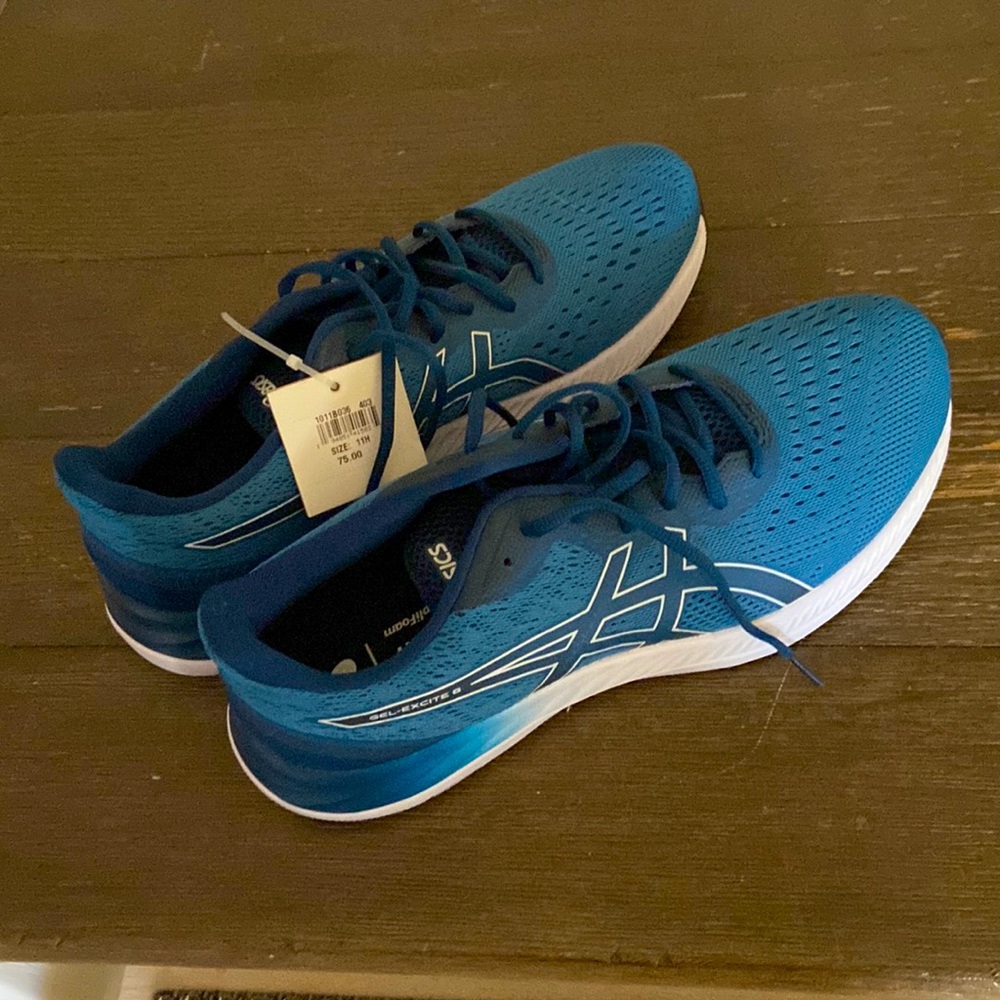 Men’s blue Asics gym shoes. Gel excite 8